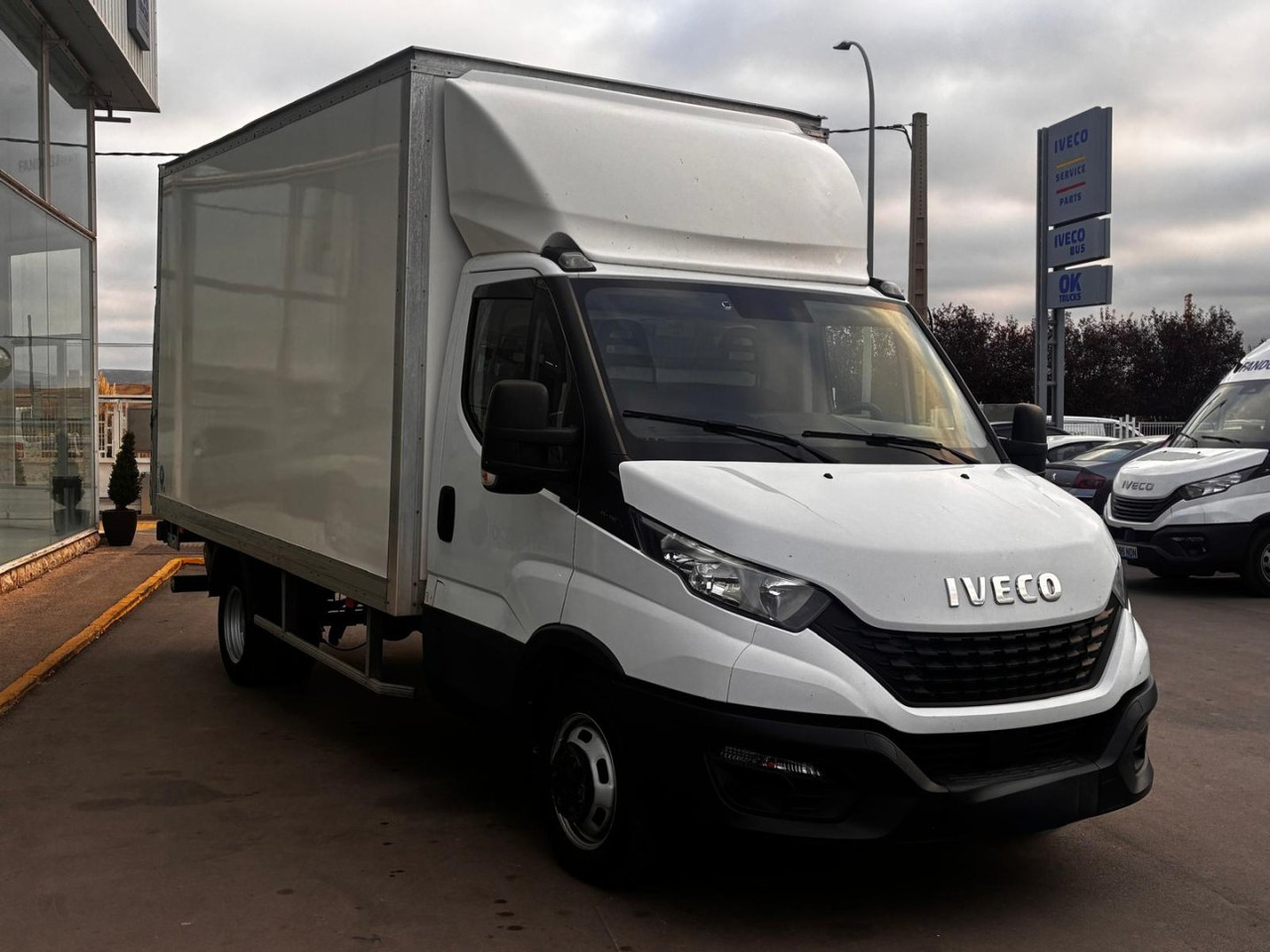 Caja cerrada con plataforma elevadora IVECO 35C16 3.0 20m3 - Furgoneta caja cerrada: foto 3 Caja cerrada con plataforma elevadora IVECO 35C16 3.0 20m3 - Furgoneta caja cerrada: foto 3
