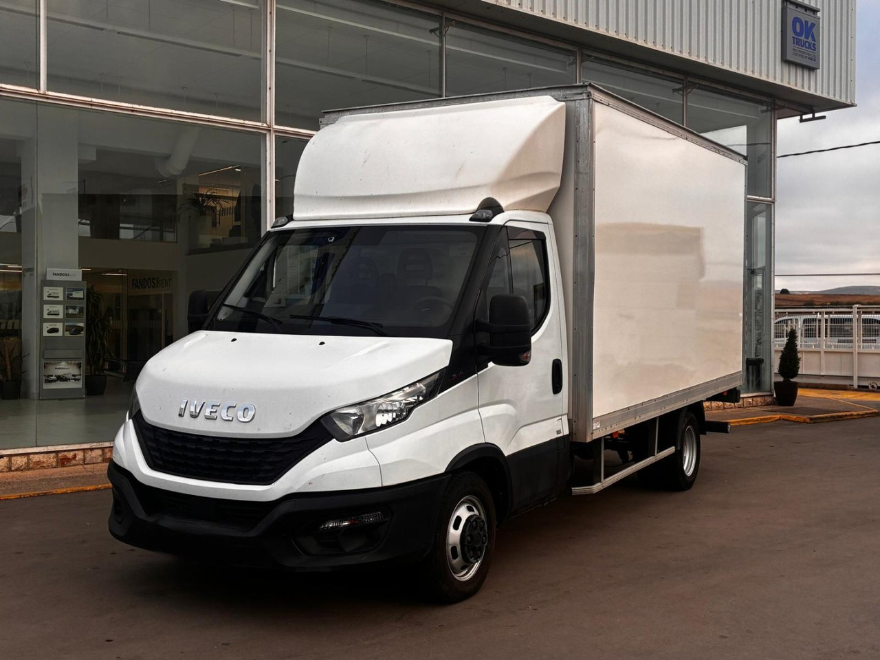 Caja cerrada con plataforma elevadora IVECO 35C16 3.0 20m3 - Furgoneta caja cerrada: foto 1 Caja cerrada con plataforma elevadora IVECO 35C16 3.0 20m3 - Furgoneta caja cerrada: foto 1