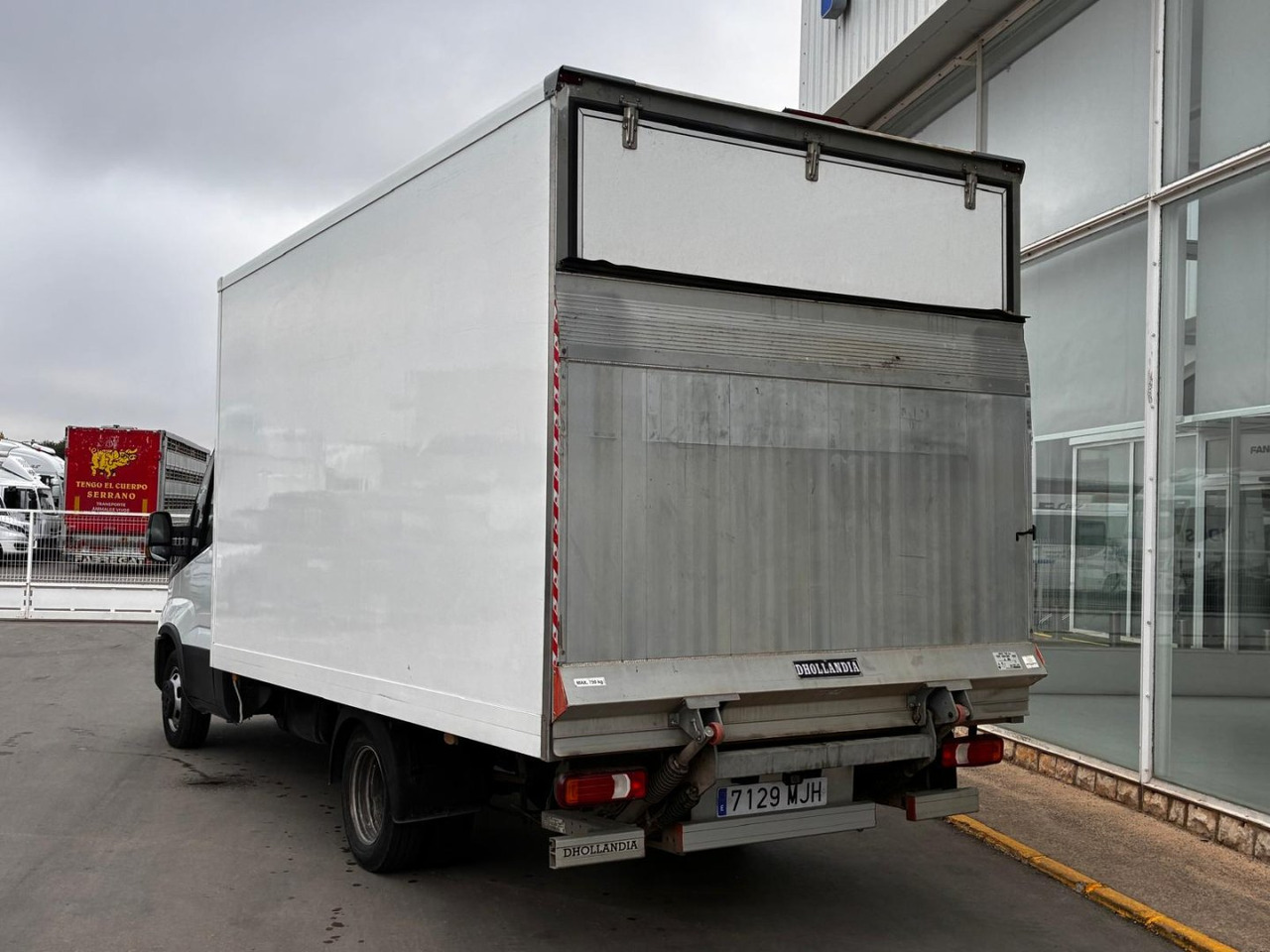 Caja cerrada con plataforma elevadora IVECO 35C16 3.0 20m3 con puerta lateral - Furgoneta caja cerrada: foto 4 Caja cerrada con plataforma elevadora IVECO 35C16 3.0 20m3 con puerta lateral - Furgoneta caja cerrada: foto 4
