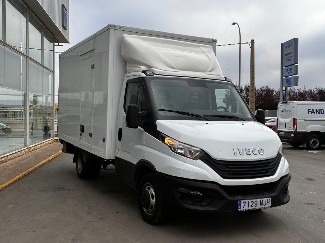 Caja cerrada con plataforma elevadora IVECO 35C16 3.0 20m3 con puerta lateral - Furgoneta caja cerrada: foto 3 Caja cerrada con plataforma elevadora IVECO 35C16 3.0 20m3 con puerta lateral - Furgoneta caja cerrada: foto 3