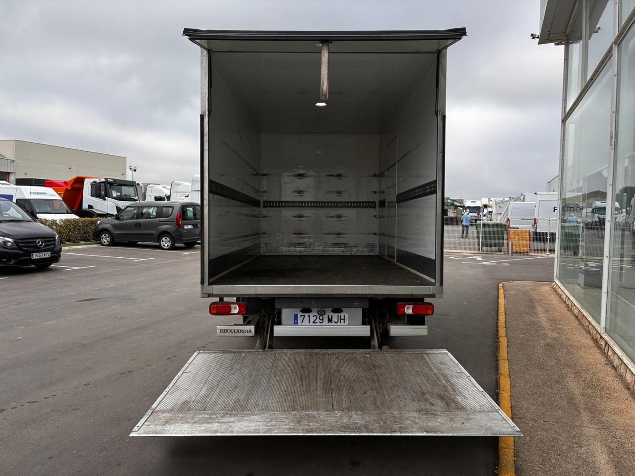 Caja cerrada con plataforma elevadora IVECO 35C16 3.0 20m3 con puerta lateral - Furgoneta caja cerrada: foto 5 Caja cerrada con plataforma elevadora IVECO 35C16 3.0 20m3 con puerta lateral - Furgoneta caja cerrada: foto 5