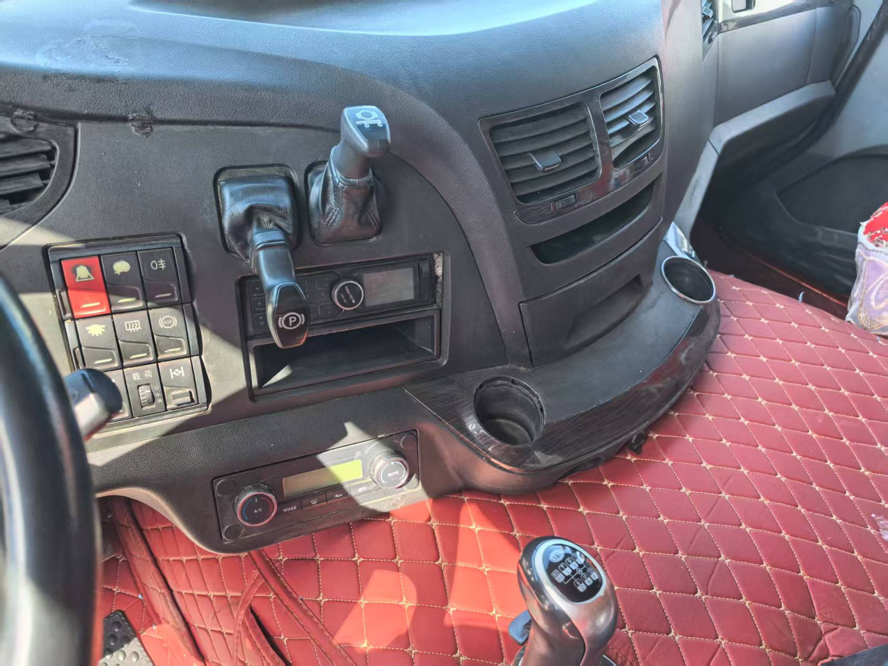 FAW JIEFANG - Cabeza tractora: foto 5 FAW JIEFANG - Cabeza tractora: foto 5