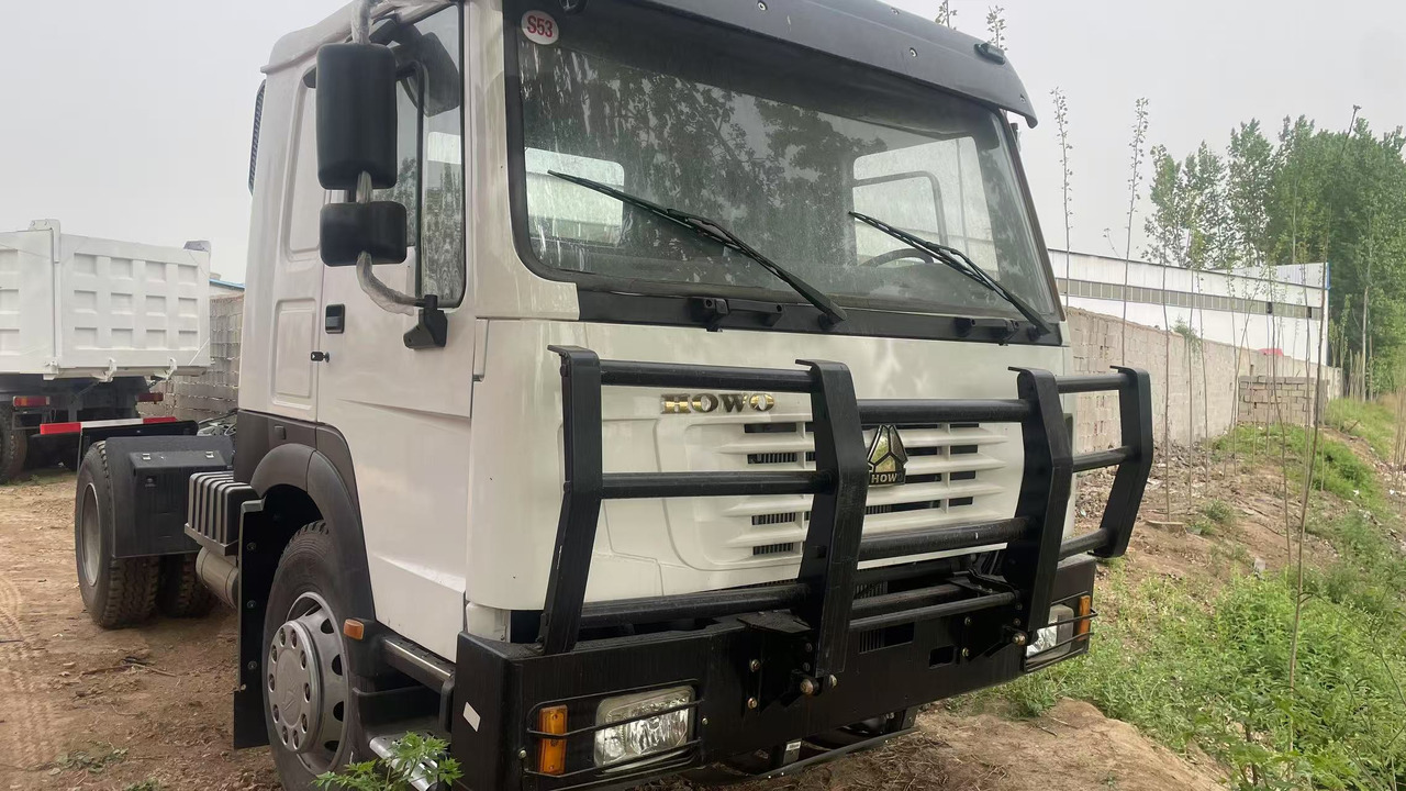 SINOTRUK HOWO 4*2 TRACTOR HEAD 371 375 380 400 420 HP - Cabeza tractora: foto 1 SINOTRUK HOWO 4*2 TRACTOR HEAD 371 375 380 400 420 HP - Cabeza tractora: foto 1