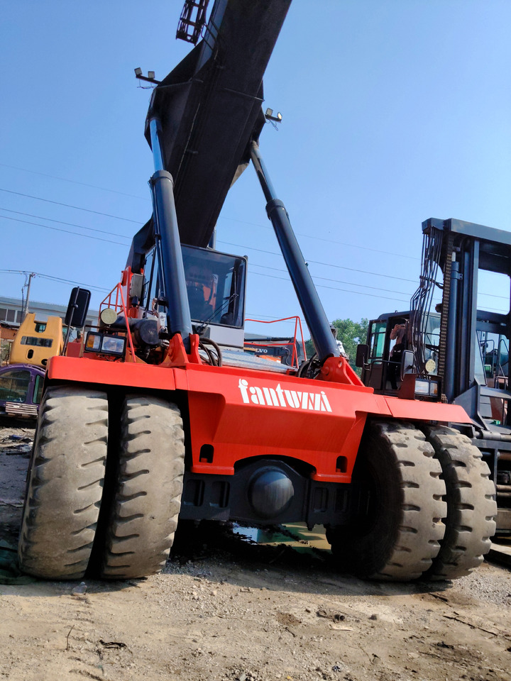 FANTUZZI CS45KM 45 ton - Reach stacker: foto 5 FANTUZZI CS45KM 45 ton - Reach stacker: foto 5