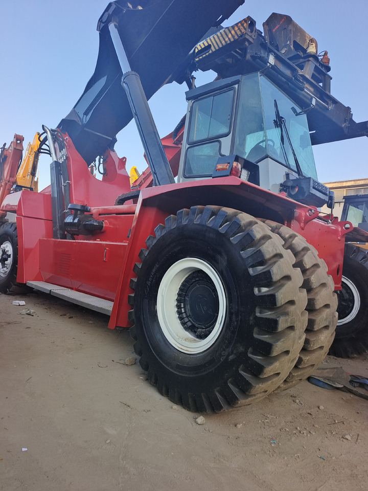 KALMAR DRF 450 - Reach stacker: foto 2 KALMAR DRF 450 - Reach stacker: foto 2