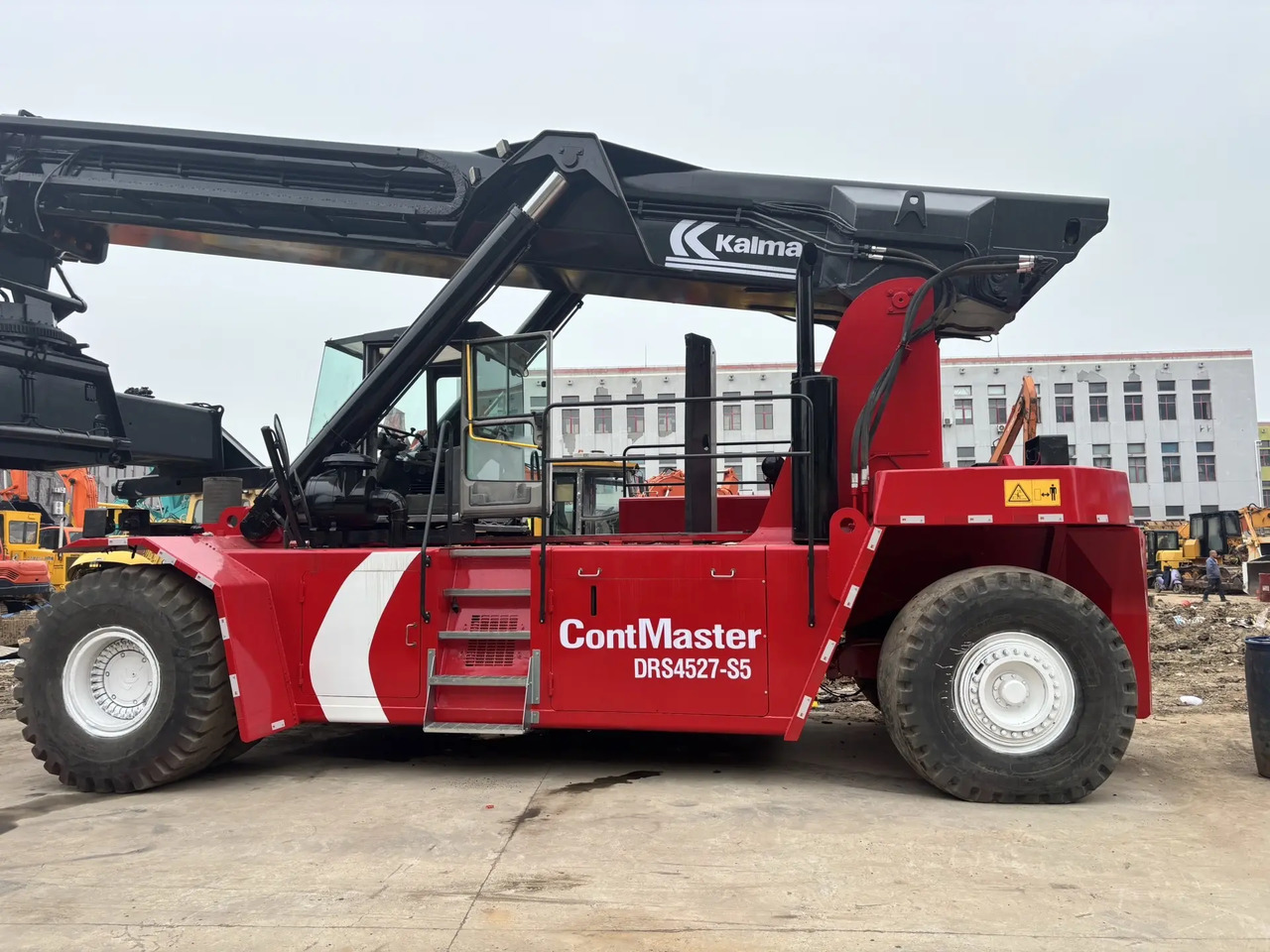 KALMAR DRS4527-S5 - Reach stacker: foto 1 KALMAR DRS4527-S5 - Reach stacker: foto 1