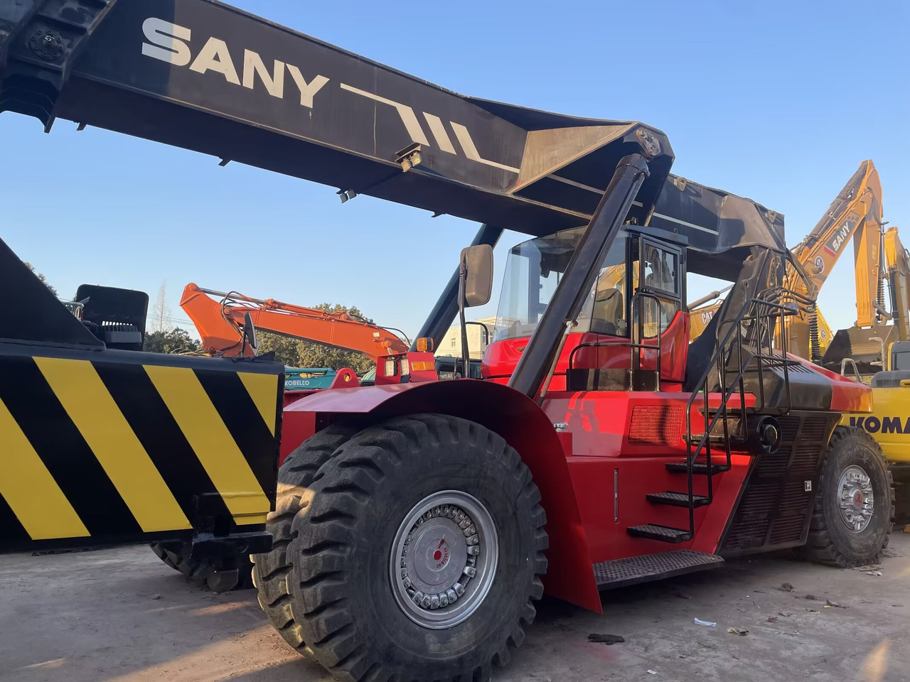 SANY SRSC 45 C30 45 TON REACH STACKER - Reach stacker: foto 3 SANY SRSC 45 C30 45 TON REACH STACKER - Reach stacker: foto 3