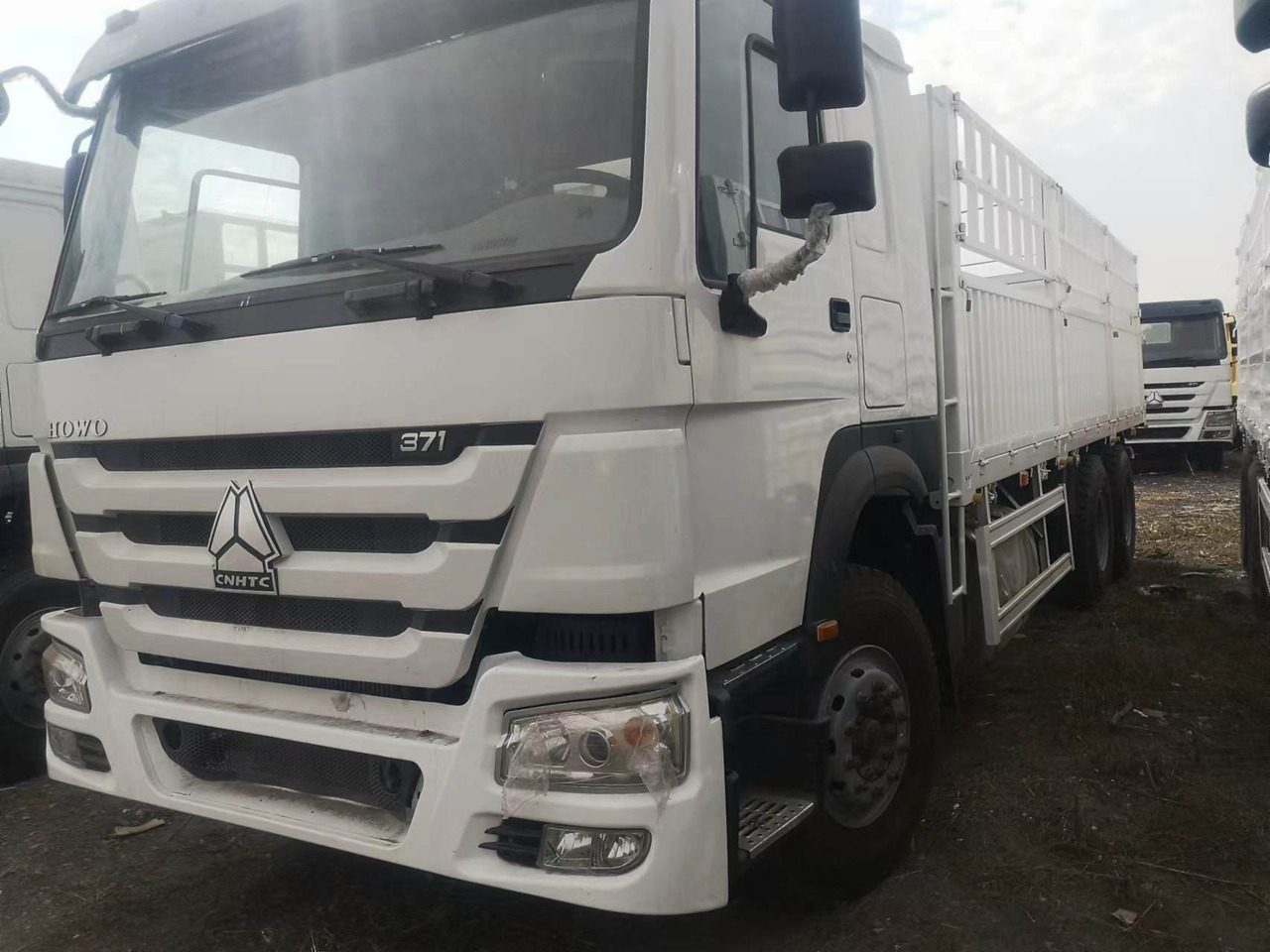 SINOTRUK HOWO 375 SINOTRUK HOWO 371 WITH FENCE howo380 420 400 - Camión transporte de ganado: foto 5 SINOTRUK HOWO 375 SINOTRUK HOWO 371 WITH FENCE howo380 420 400 - Camión transporte de ganado: foto 5