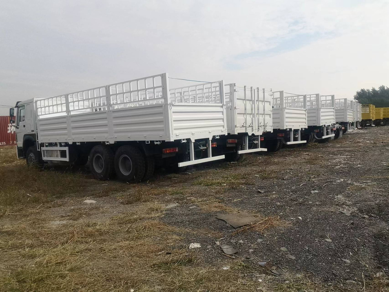 SINOTRUK HOWO 375 SINOTRUK HOWO 371 WITH FENCE howo380 420 400 - Camión transporte de ganado: foto 2 SINOTRUK HOWO 375 SINOTRUK HOWO 371 WITH FENCE howo380 420 400 - Camión transporte de ganado: foto 2
