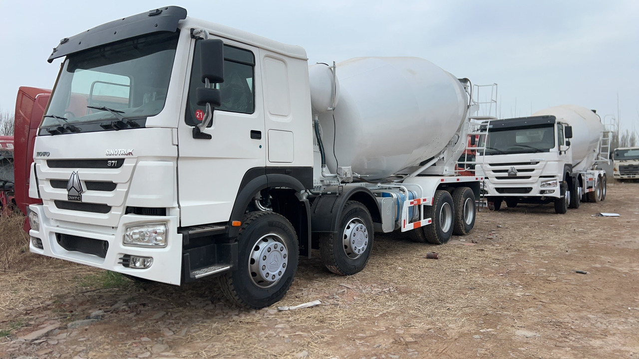 SINOTRUK HOWO 8*4 12 tires 16 CBM - Camión hormigonera: foto 1 SINOTRUK HOWO 8*4 12 tires 16 CBM - Camión hormigonera: foto 1