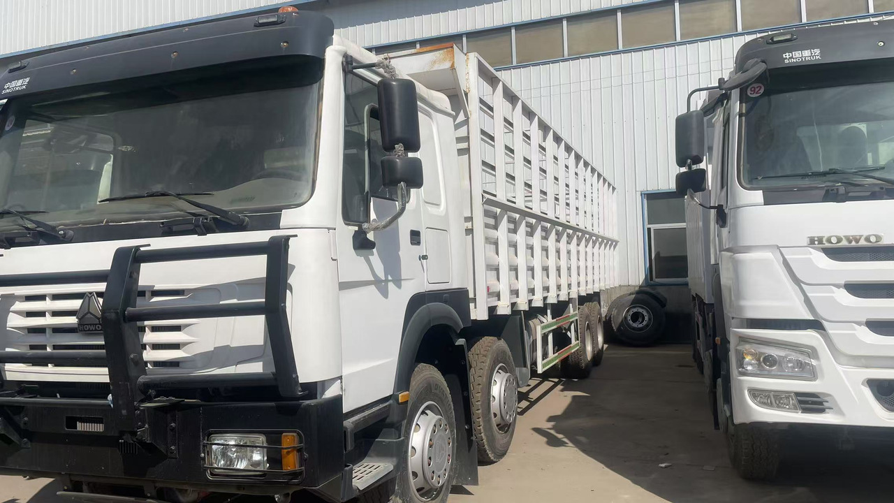 SINOTRUK HOWO 8*4 DUMP TRUCK 371 375 380 420 HP - Camión transporte de ganado: foto 2 SINOTRUK HOWO 8*4 DUMP TRUCK 371 375 380 420 HP - Camión transporte de ganado: foto 2