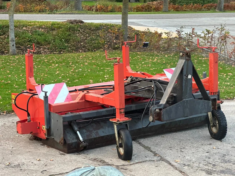 Hekamp Veegmachine met opvangbak Hydraulisch borstel - Tractor: foto 1 Hekamp Veegmachine met opvangbak Hydraulisch borstel - Tractor: foto 1