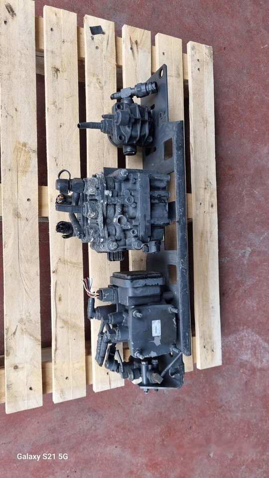 KNORR-BREMSE Knorr-Bremse AIR DRYER Mercedes-Benz ACTROS MP4 - Válvula de freno para Camión: foto 4 KNORR-BREMSE Knorr-Bremse AIR DRYER Mercedes-Benz ACTROS MP4 - Válvula de freno para Camión: foto 4