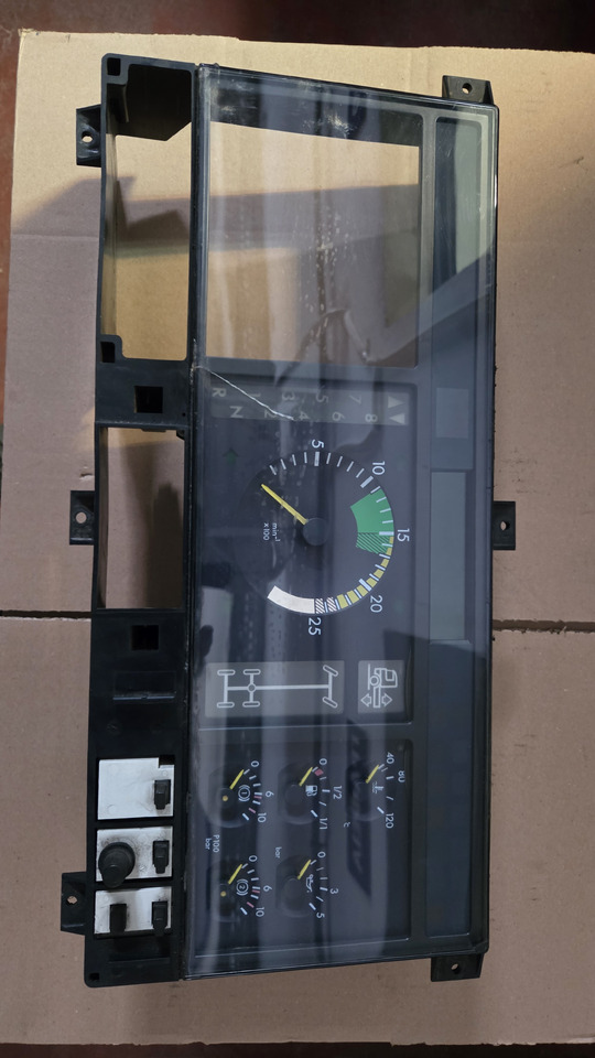 MERCEDES-BENZ - Salpicadero para Camión: foto 2 MERCEDES-BENZ - Salpicadero para Camión: foto 2