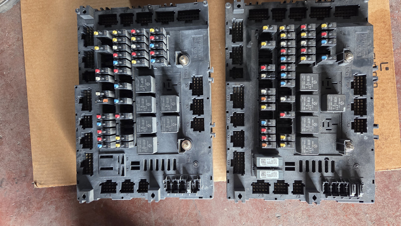 MERCEDES-BENZ Mercedes-Benz ACTROS ATEGO MP4 EURO 6 - Salpicadero para Camión: foto 1 MERCEDES-BENZ Mercedes-Benz ACTROS ATEGO MP4 EURO 6 - Salpicadero para Camión: foto 1