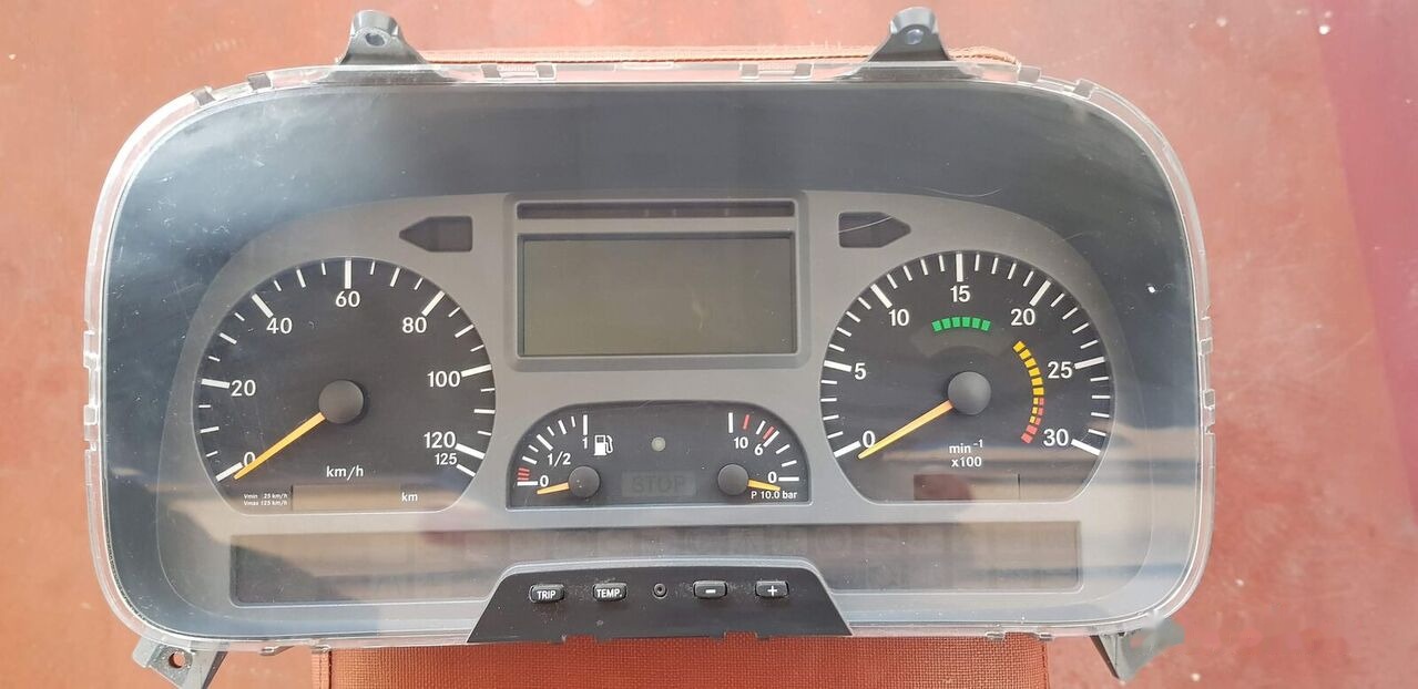 Mercedes-Benz ATEGO - Salpicadero para Camión: foto 2 Mercedes-Benz ATEGO - Salpicadero para Camión: foto 2