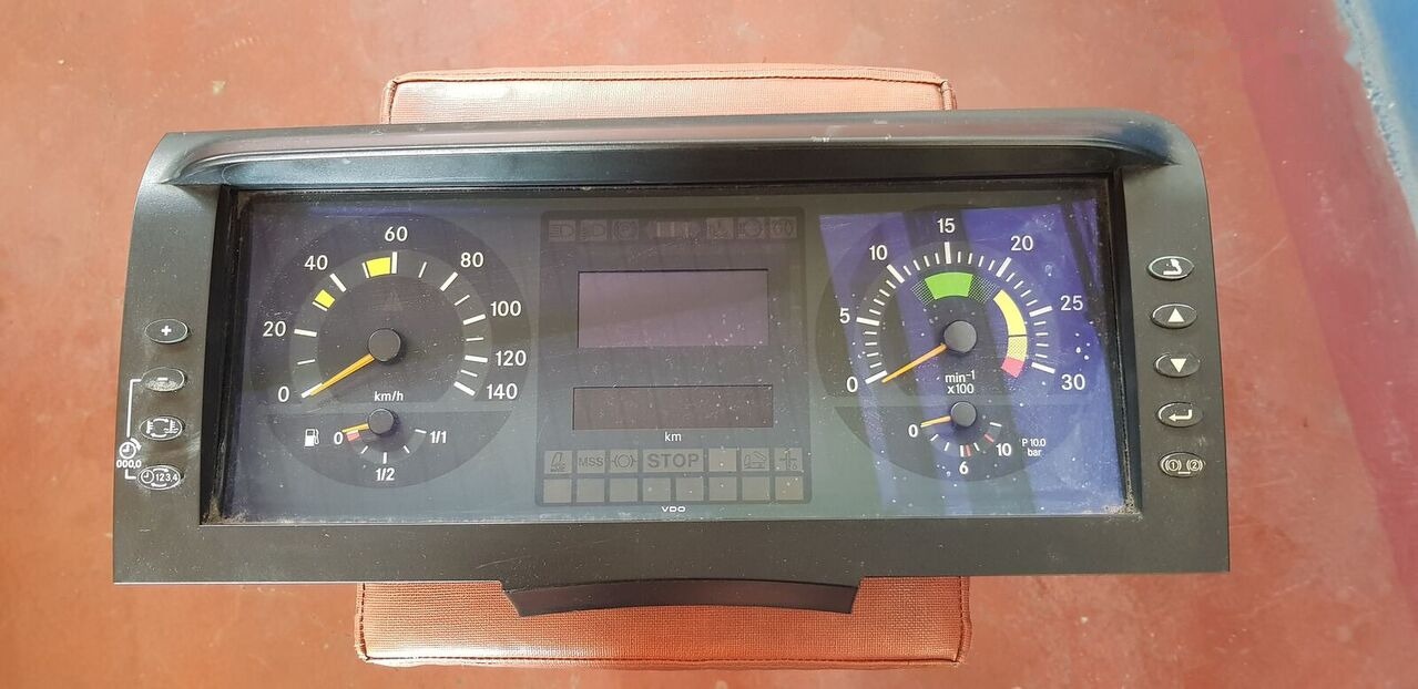 Mercedes-Benz ATEGO - Salpicadero para Camión: foto 4 Mercedes-Benz ATEGO - Salpicadero para Camión: foto 4