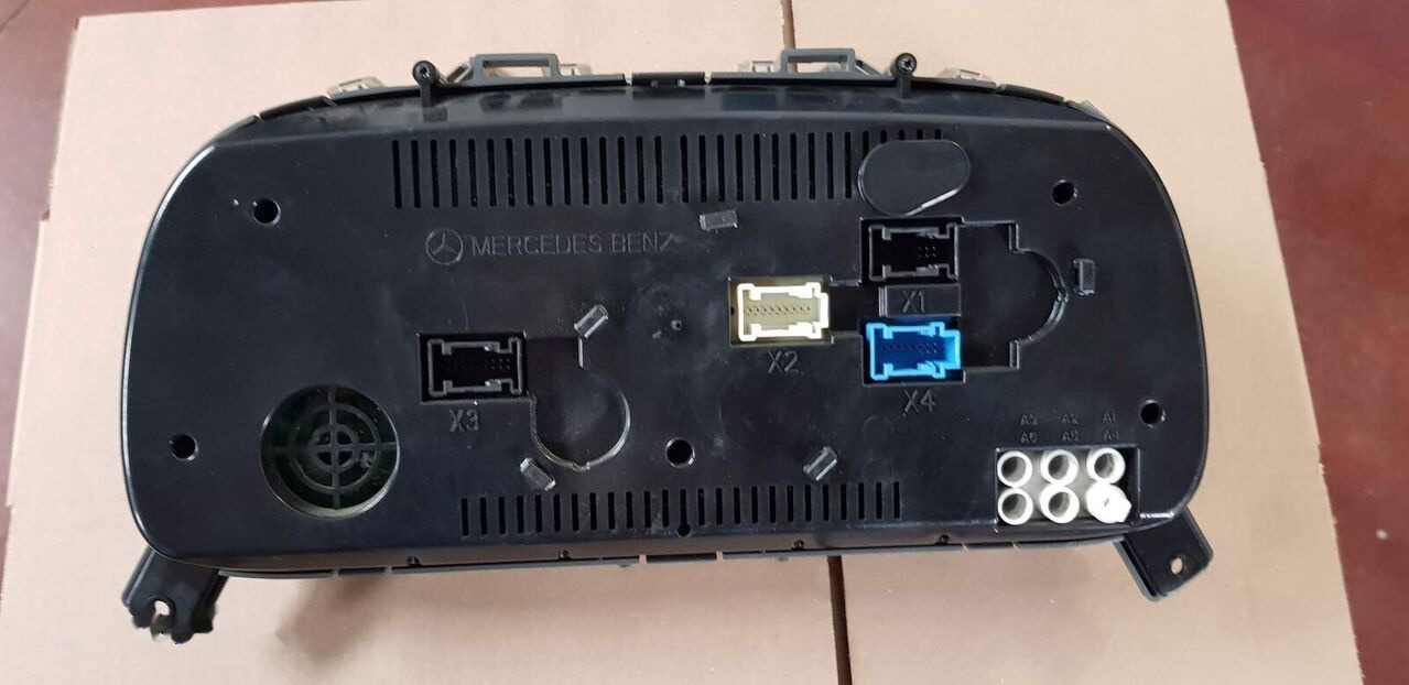 Mercedes-Benz ATEGO - Salpicadero para Camión: foto 1 Mercedes-Benz ATEGO - Salpicadero para Camión: foto 1