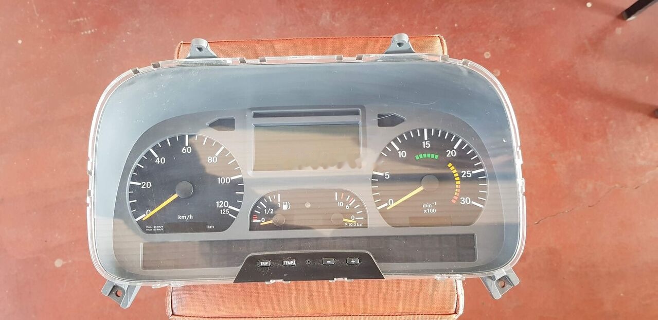 Mercedes-Benz ATEGO - Salpicadero para Camión: foto 5 Mercedes-Benz ATEGO - Salpicadero para Camión: foto 5