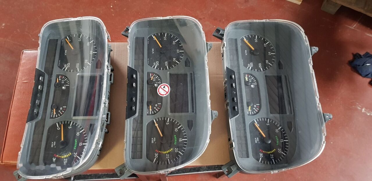 Mercedes-Benz ATEGO - Salpicadero para Camión: foto 4 Mercedes-Benz ATEGO - Salpicadero para Camión: foto 4