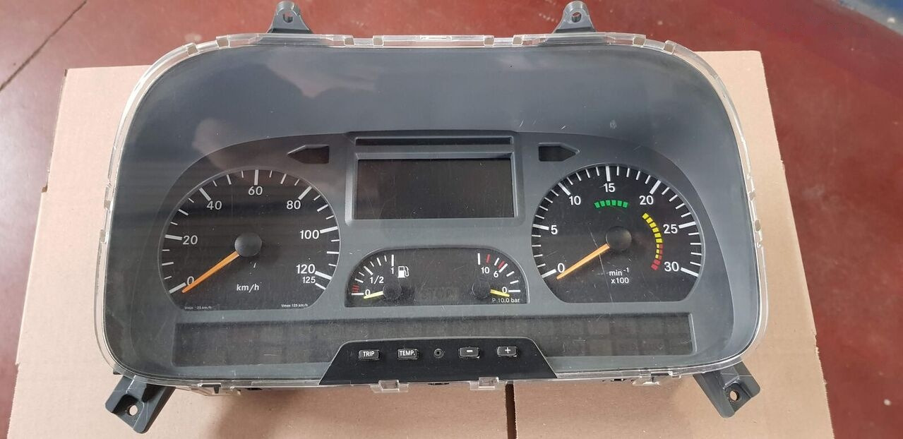 Mercedes-Benz ATEGO - Salpicadero para Camión: foto 2 Mercedes-Benz ATEGO - Salpicadero para Camión: foto 2