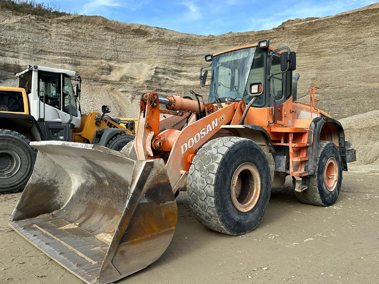 Doosan DL 300 - Cargadora de ruedas: foto 1 Doosan DL 300 - Cargadora de ruedas: foto 1