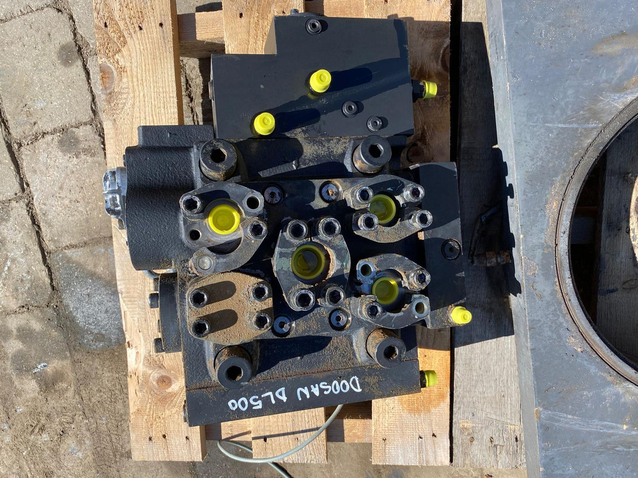 Doosan DL 500 - Válvula hidráulica para Maquinaria de construcción: foto 2 Doosan DL 500 - Válvula hidráulica para Maquinaria de construcción: foto 2