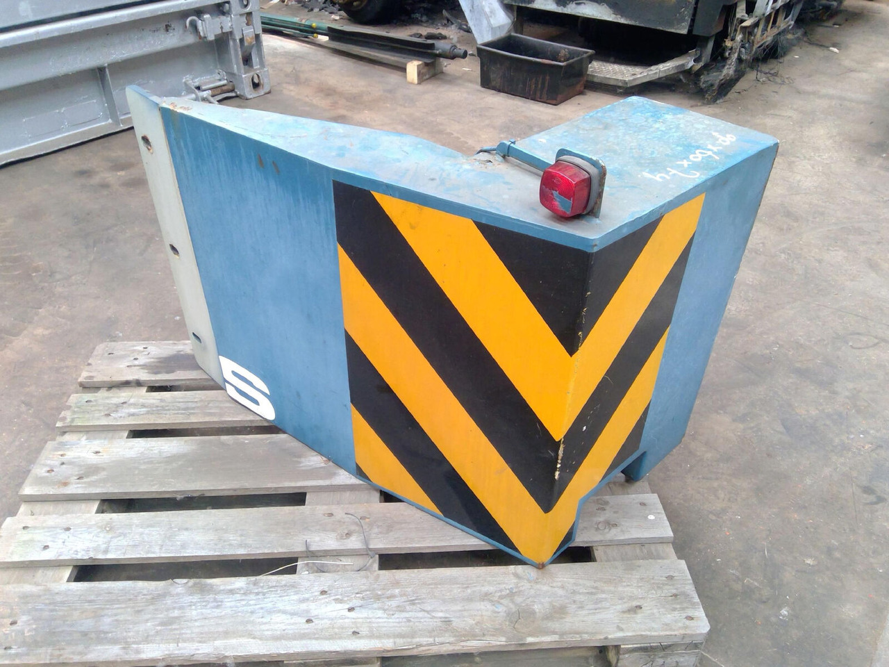 FAUN ATF 40G-2 Counterweight 0,7 ton right side - Contrapeso para Autogrúa: foto 1 FAUN ATF 40G-2 Counterweight 0,7 ton right side - Contrapeso para Autogrúa: foto 1