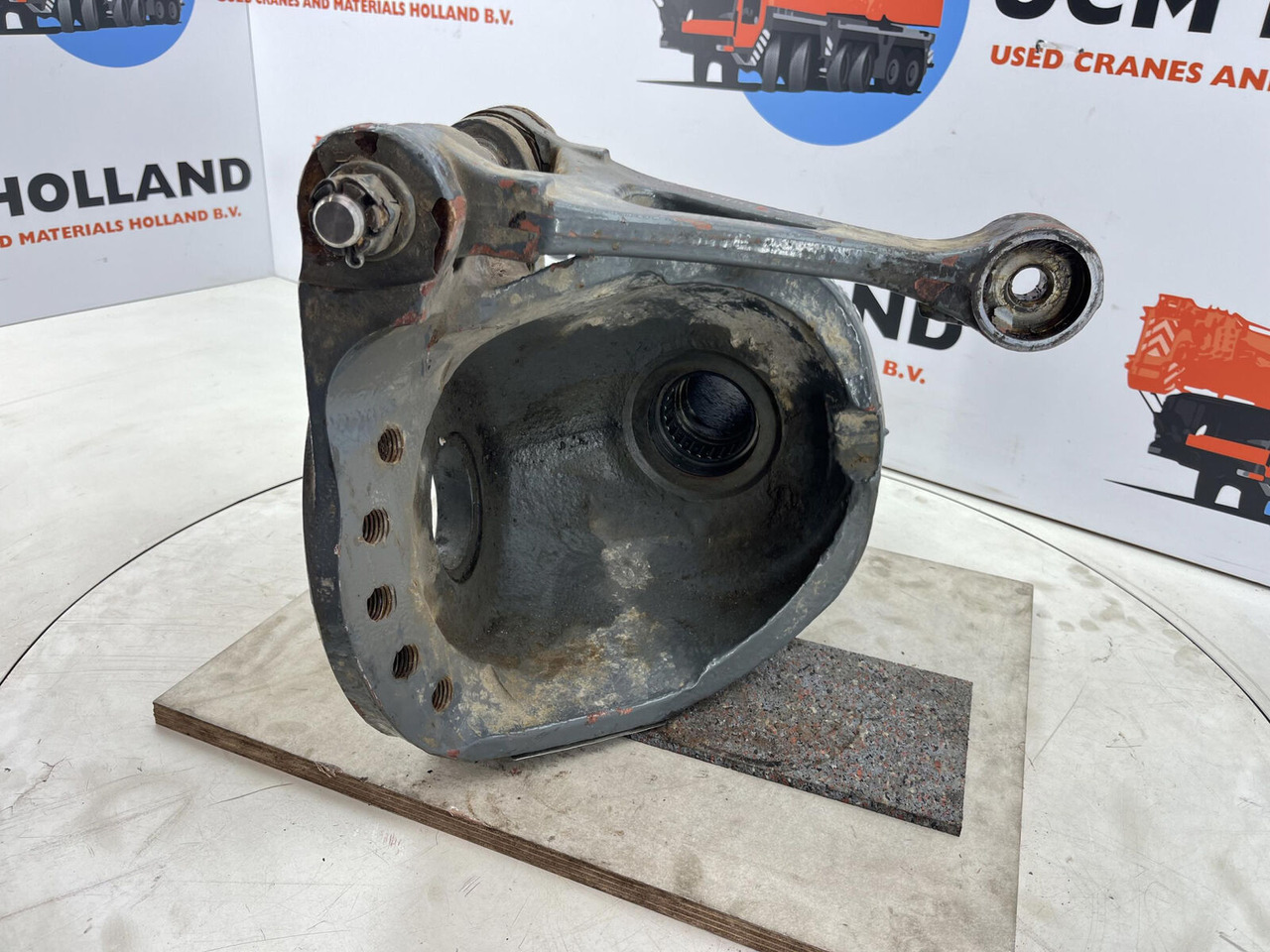 Grove GMK 3055 Steering knuckle 16 holes axle 2 right - Mangueta para Autogrúa: foto 5 Grove GMK 3055 Steering knuckle 16 holes axle 2 right - Mangueta para Autogrúa: foto 5