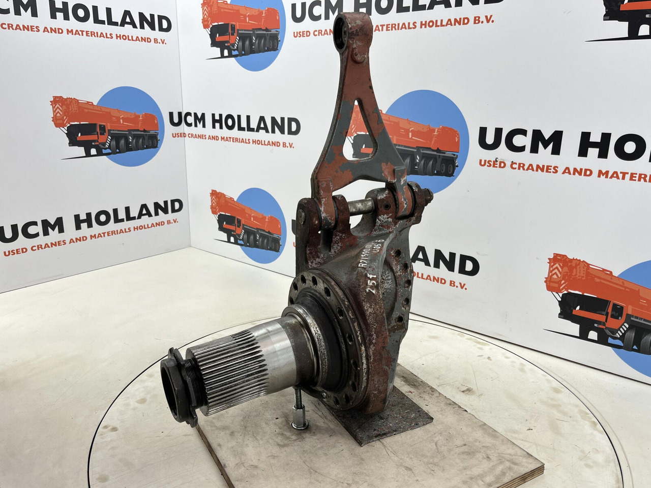 Grove GMK 3055 Steering knuckle 16 holes axle 3 right - Mangueta para Grúa: foto 1 Grove GMK 3055 Steering knuckle 16 holes axle 3 right - Mangueta para Grúa: foto 1