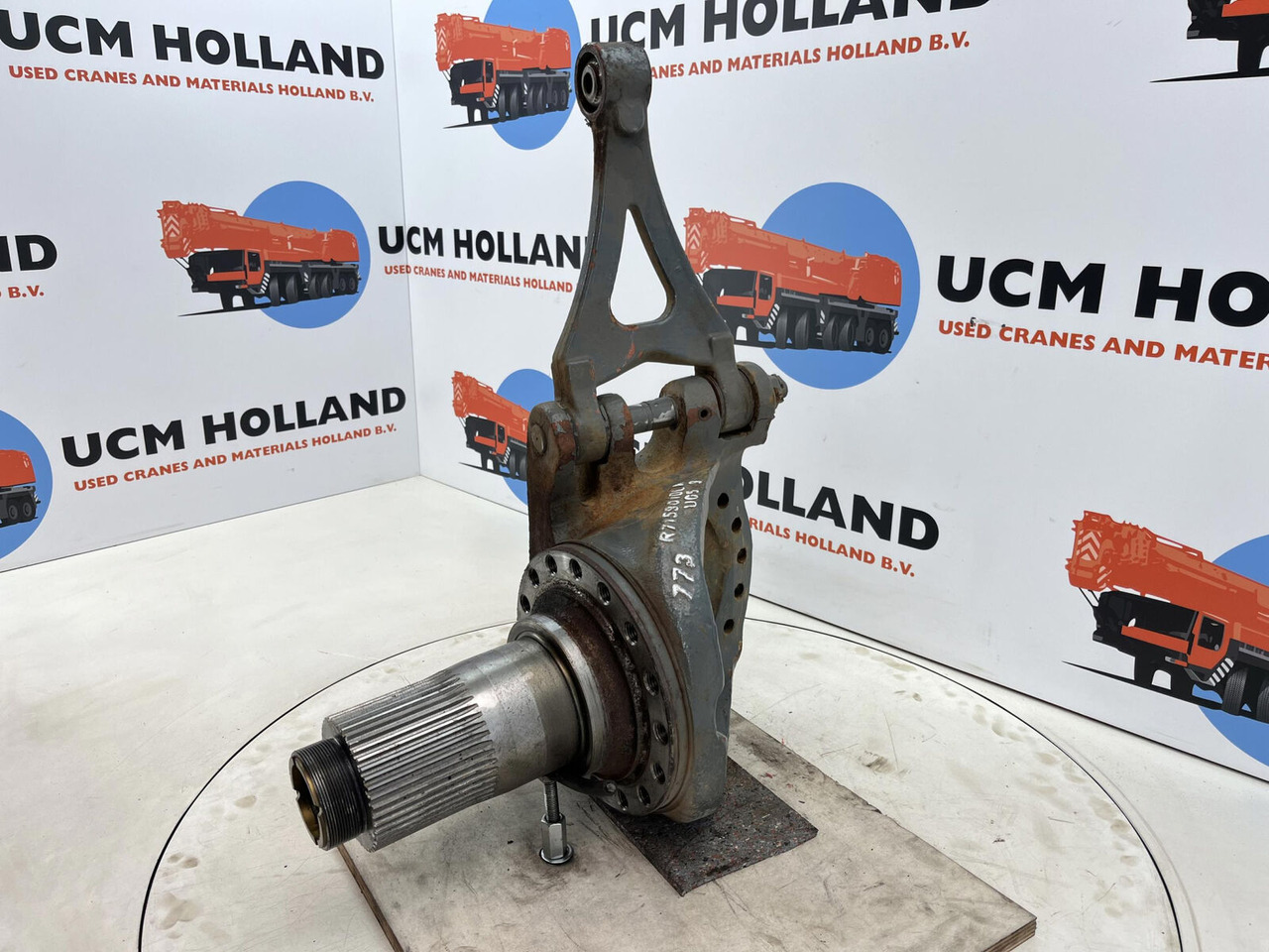 Grove GMK 3055 steering knuckle 16 holes axle 1 and 2 left - Mangueta para Autogrúa: foto 1 Grove GMK 3055 steering knuckle 16 holes axle 1 and 2 left - Mangueta para Autogrúa: foto 1