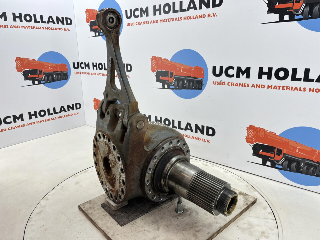 Grove GMK 3055 steering knuckle 16 holes axle 1 and 2 left - Mangueta para Autogrúa: foto 3 Grove GMK 3055 steering knuckle 16 holes axle 1 and 2 left - Mangueta para Autogrúa: foto 3