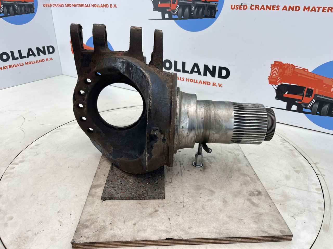 Grove GMK Megatrak steering knuckle 16 holes - Mangueta para Autogrúa: foto 3 Grove GMK Megatrak steering knuckle 16 holes - Mangueta para Autogrúa: foto 3