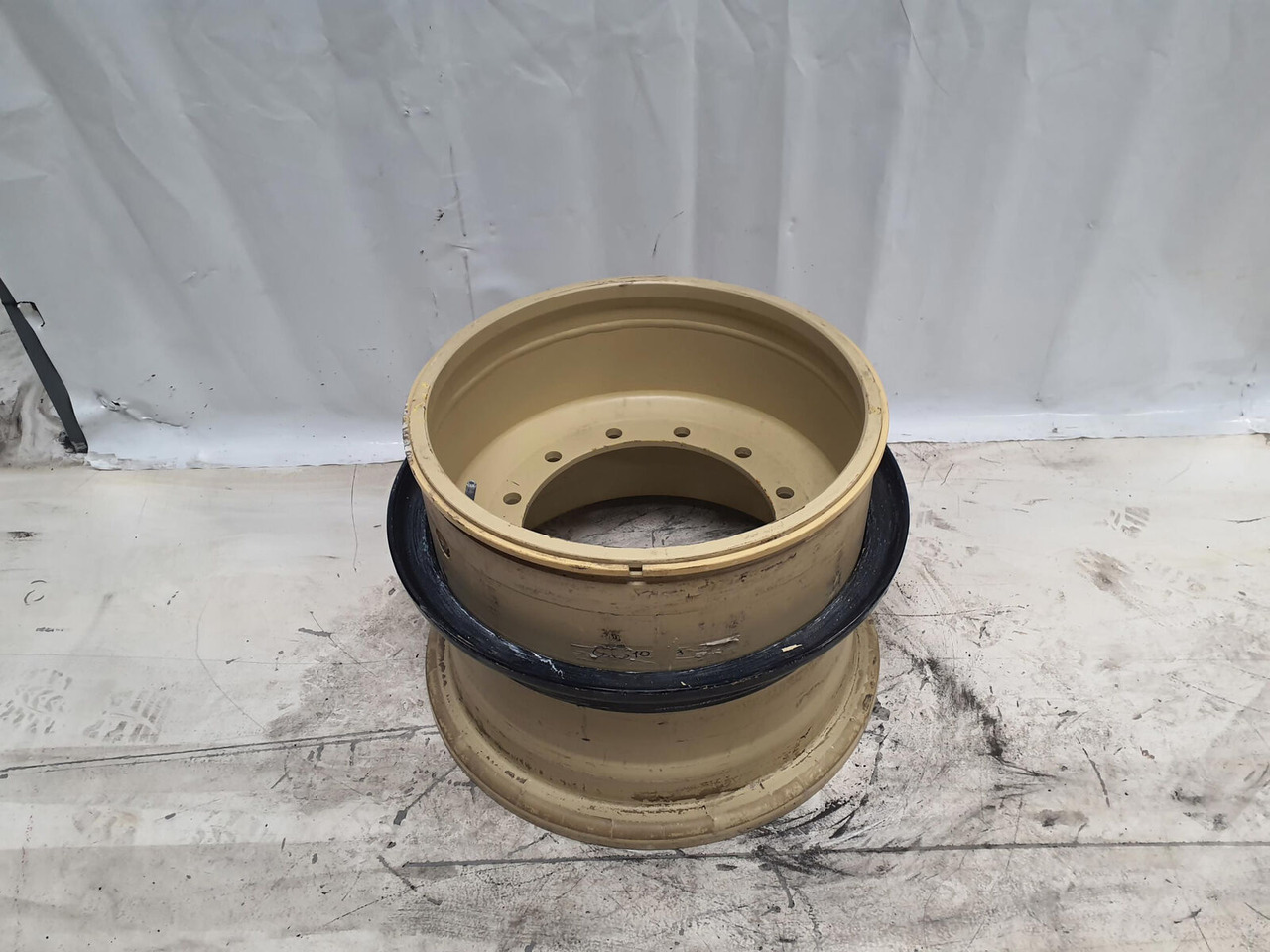 Grove Rim 525/80R25 12 20.5 3p - Llanta para Grúa: foto 1 Grove Rim 525/80R25 12 20.5 3p - Llanta para Grúa: foto 1