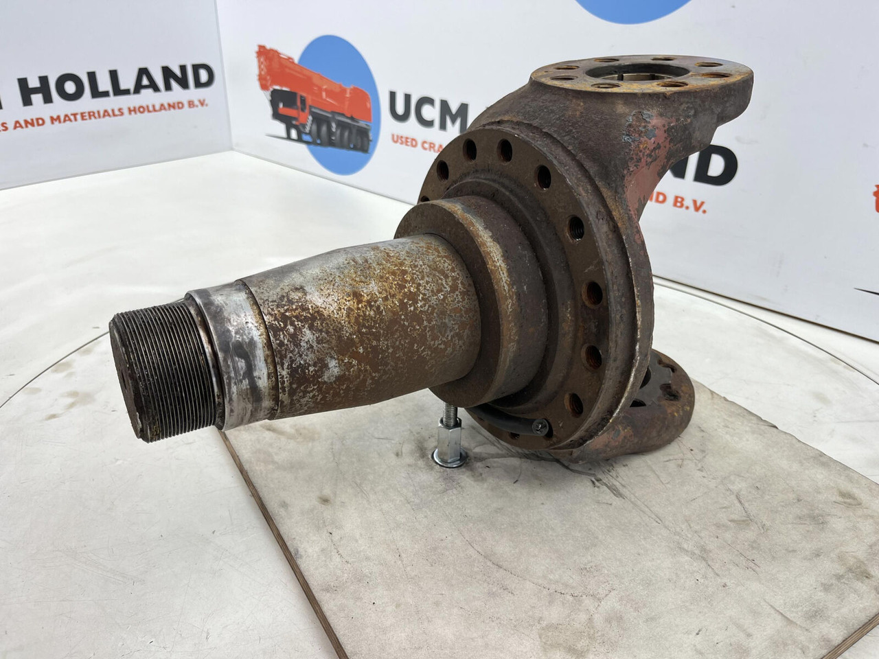 Liebherr LT 1090 Steering knuckle 16 holes - Mangueta para Autogrúa: foto 1 Liebherr LT 1090 Steering knuckle 16 holes - Mangueta para Autogrúa: foto 1