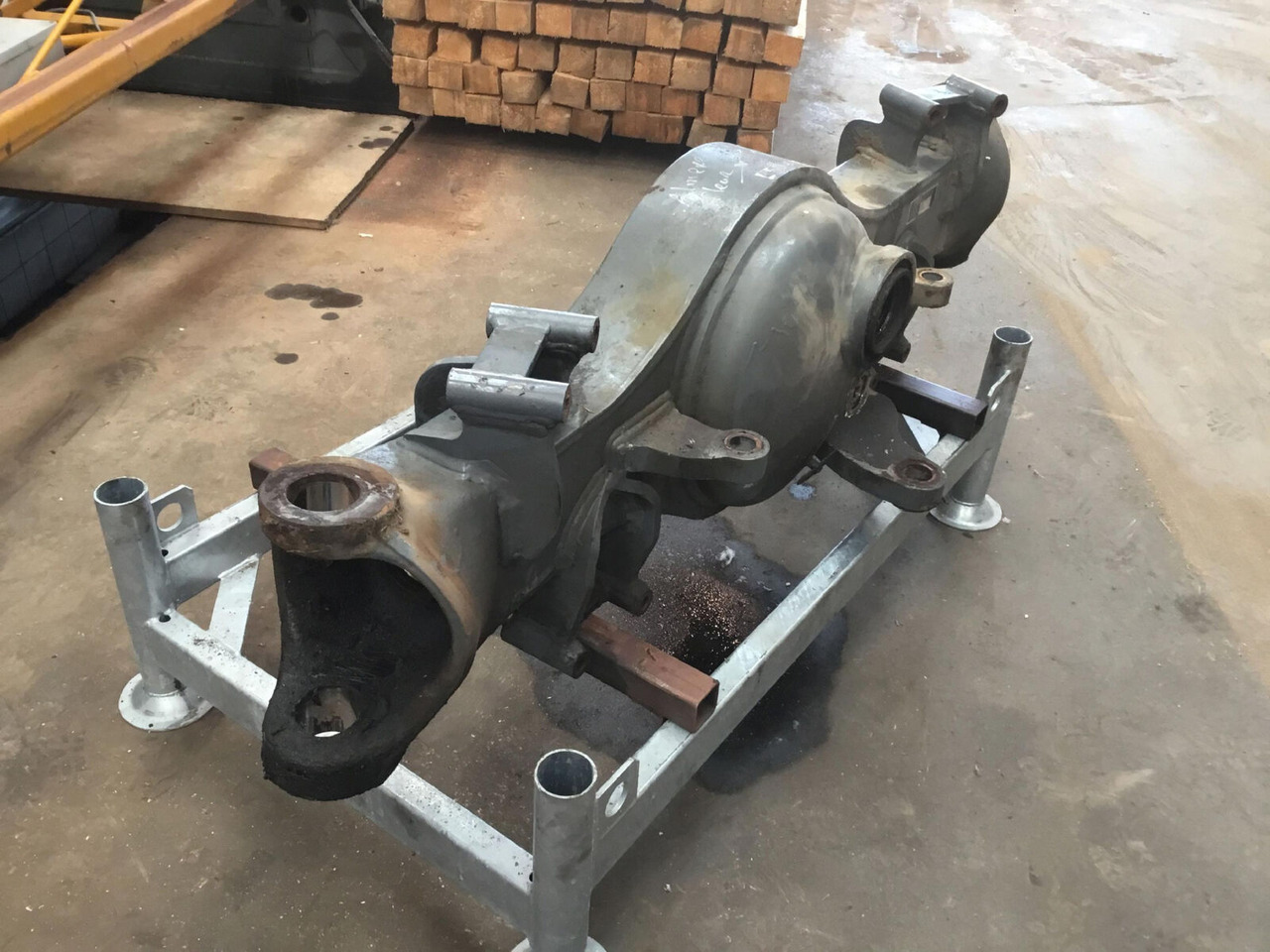 Liebherr LTM 1055-3.2 axle housing axle 2 - Eje y piezas para Autogrúa: foto 4 Liebherr LTM 1055-3.2 axle housing axle 2 - Eje y piezas para Autogrúa: foto 4