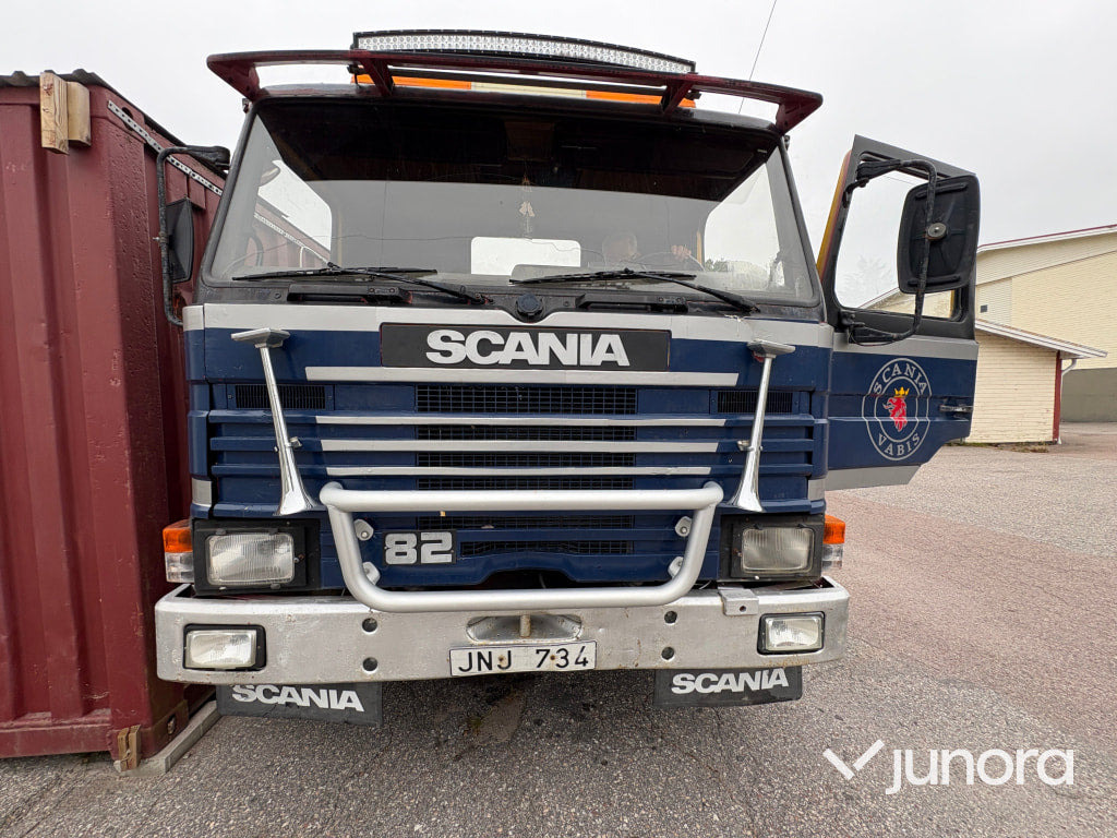 Lastbil Scania P82 M 4X2 50 - Camión multibasculante: foto 4 Lastbil Scania P82 M 4X2 50 - Camión multibasculante: foto 4