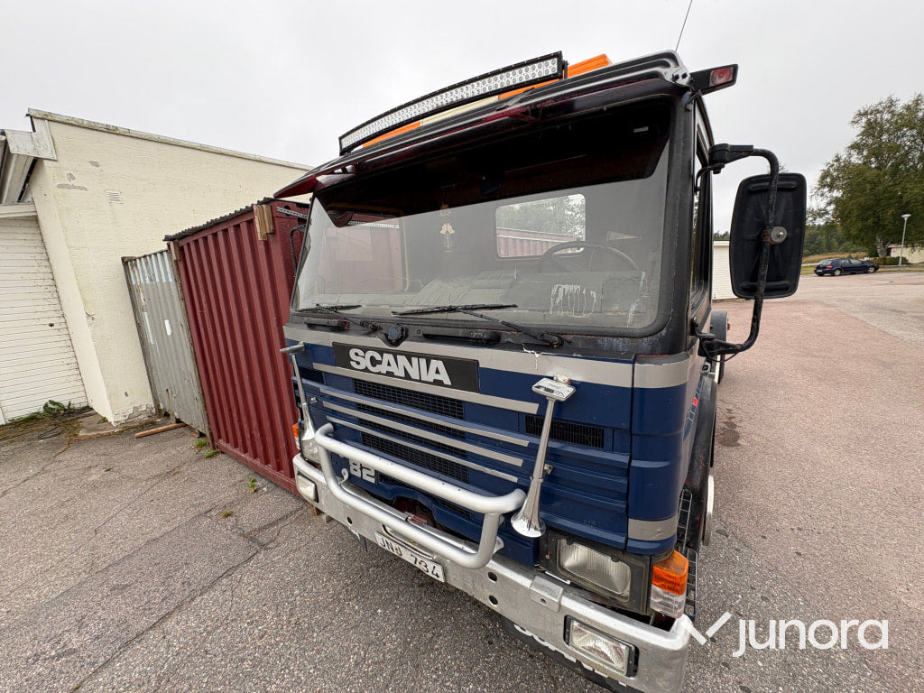 Lastbil Scania P82 M 4X2 50 - Camión multibasculante: foto 5 Lastbil Scania P82 M 4X2 50 - Camión multibasculante: foto 5