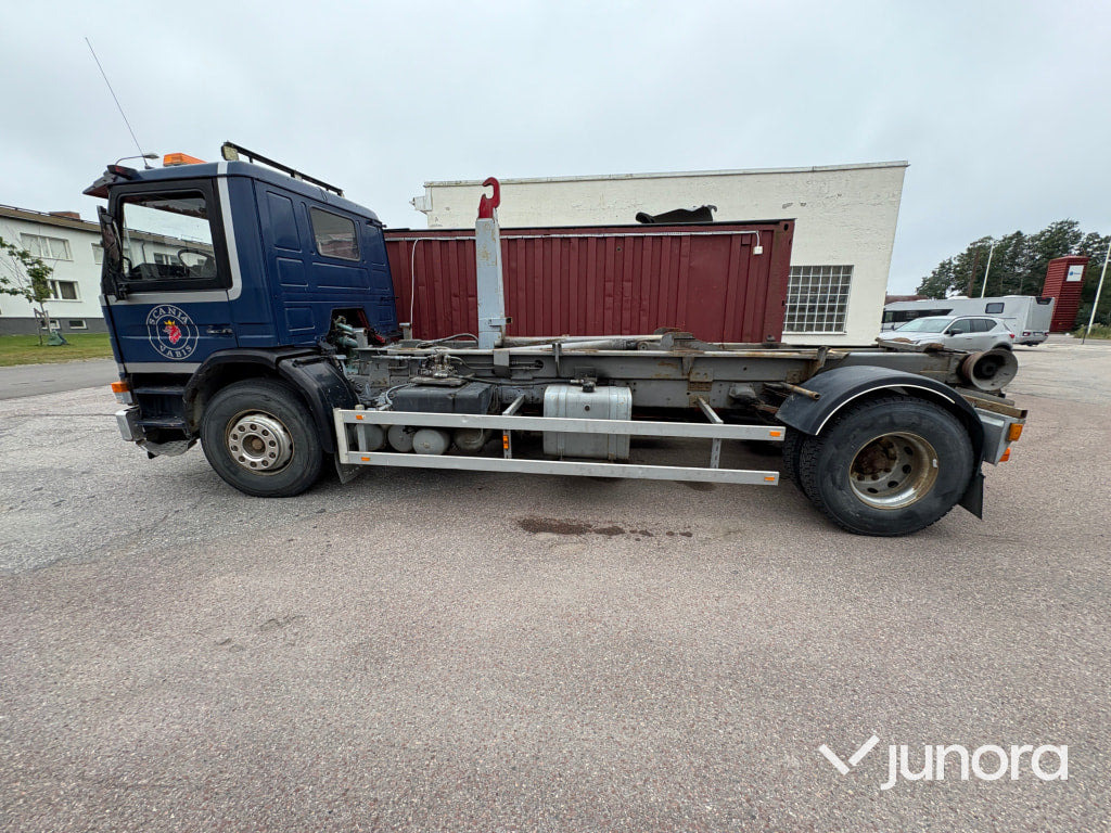 Lastbil Scania P82 M 4X2 50 - Camión multibasculante: foto 2 Lastbil Scania P82 M 4X2 50 - Camión multibasculante: foto 2