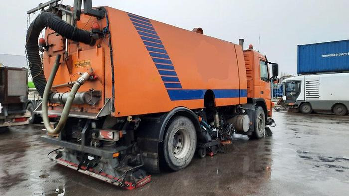 VOLVO M9 4x2R + Johnston Beam VX800 Road Cleaner - Barredora vial: foto 2 VOLVO M9 4x2R + Johnston Beam VX800 Road Cleaner - Barredora vial: foto 2