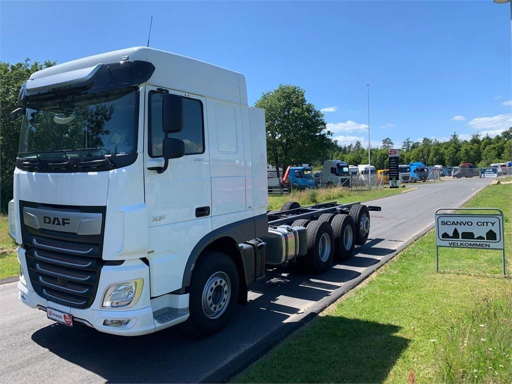 DAF XF 430 FAW 8x4*4 Tridem - Camión portacontenedor de cadenas: foto 2 DAF XF 430 FAW 8x4*4 Tridem - Camión portacontenedor de cadenas: foto 2