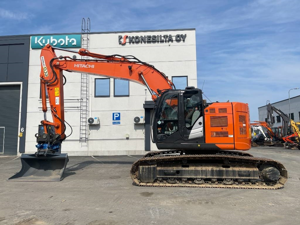 Hitachi ZX225USLC-6 PYÖRITTÄJÄLLÄ - Excavadora de cadenas: foto 1 Hitachi ZX225USLC-6 PYÖRITTÄJÄLLÄ - Excavadora de cadenas: foto 1
