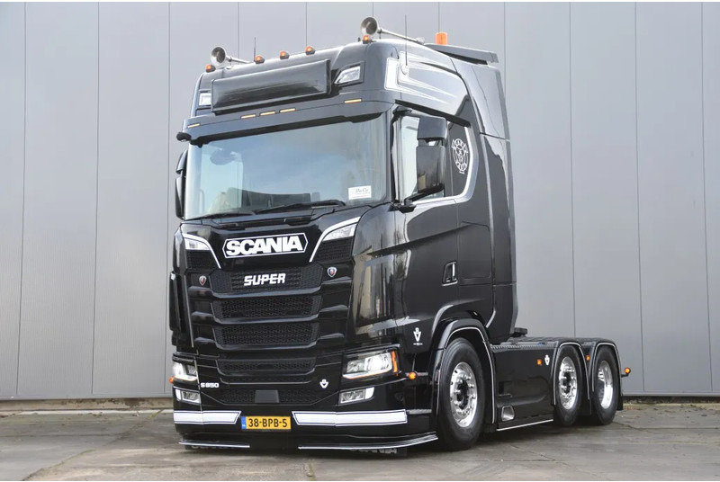Scania S650 V8 NGS 6x2/4NB - 50 YEARS - FULL AIR - RETARDER - 453 TKM - FULL OPTIONS - EXHAUST PIPE - TOP CONDITION - - Cabeza tractora: foto 2 Scania S650 V8 NGS 6x2/4NB - 50 YEARS - FULL AIR - RETARDER - 453 TKM - FULL OPTIONS - EXHAUST PIPE - TOP CONDITION - - Cabeza tractora: foto 2