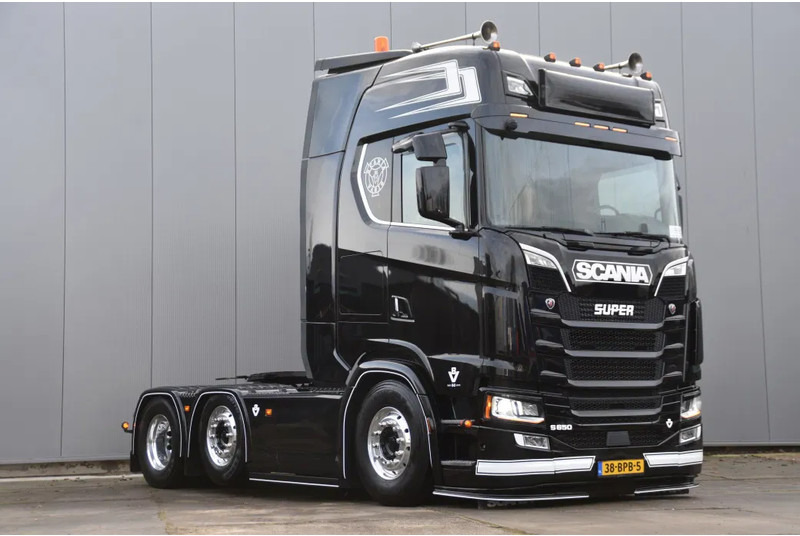 Scania S650 V8 NGS 6x2/4NB - 50 YEARS - FULL AIR - RETARDER - 453 TKM - FULL OPTIONS - EXHAUST PIPE - TOP CONDITION - - Cabeza tractora: foto 1 Scania S650 V8 NGS 6x2/4NB - 50 YEARS - FULL AIR - RETARDER - 453 TKM - FULL OPTIONS - EXHAUST PIPE - TOP CONDITION - - Cabeza tractora: foto 1