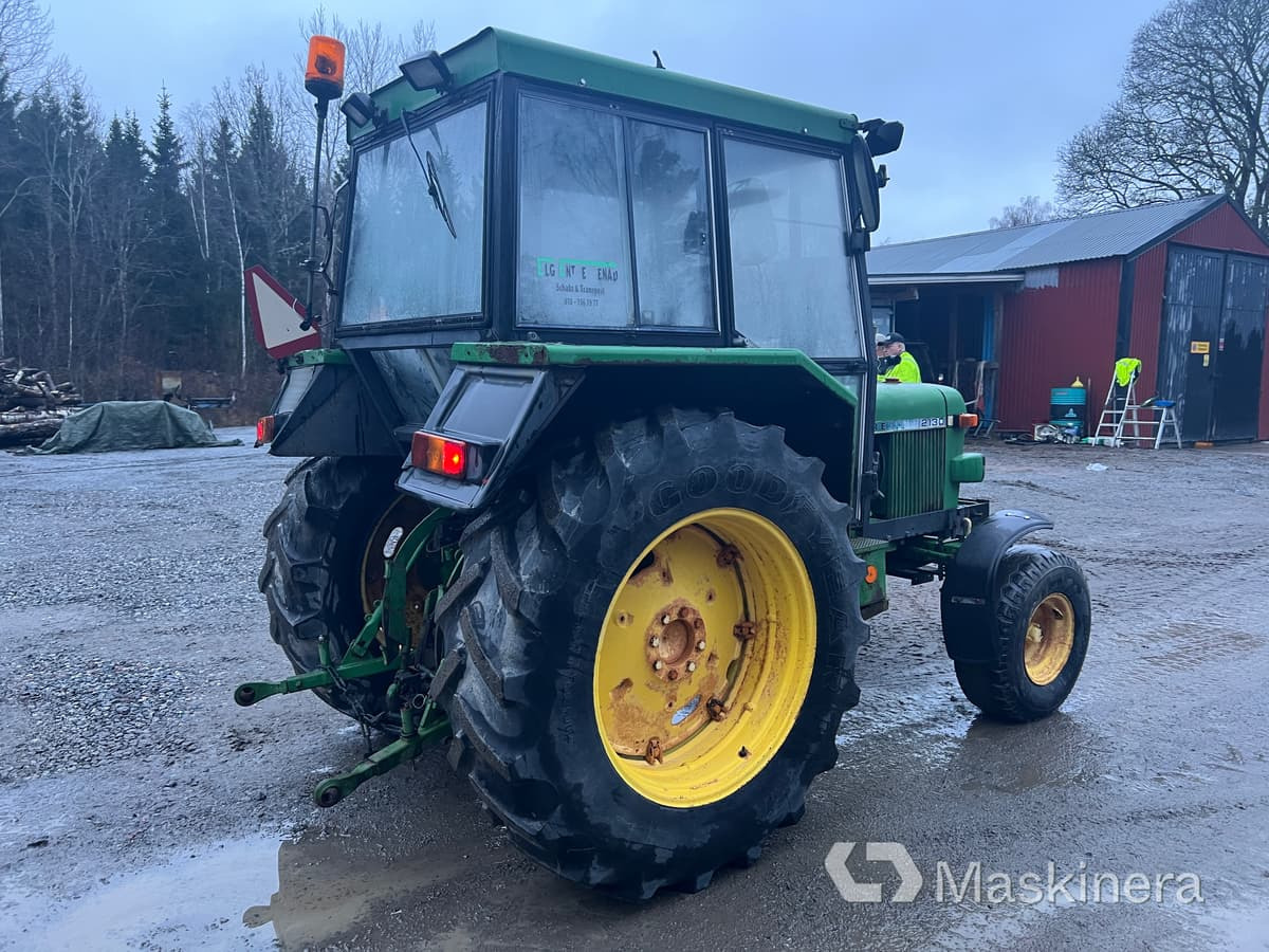 Traktor John Deere 2130 - Tractor: foto 4 Traktor John Deere 2130 - Tractor: foto 4