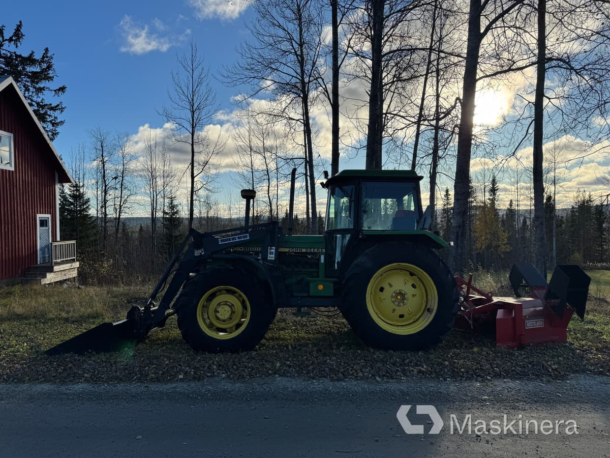 Traktor John Deere 3040 Mfwd med tillbehör - Tractor: foto 2 Traktor John Deere 3040 Mfwd med tillbehör - Tractor: foto 2