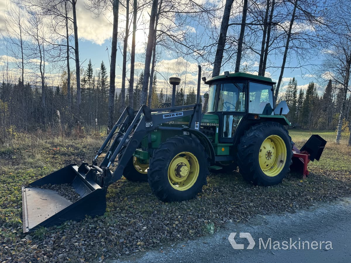 Traktor John Deere 3040 Mfwd med tillbehör - Tractor: foto 1 Traktor John Deere 3040 Mfwd med tillbehör - Tractor: foto 1