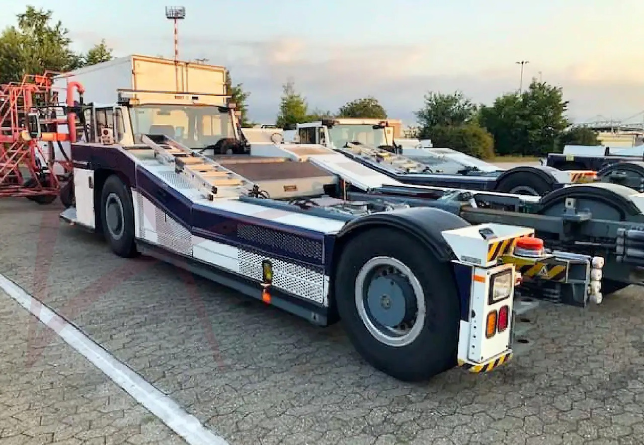 GOLDHOFER AST-2F 400 - Remolcador de aviones: foto 1 GOLDHOFER AST-2F 400 - Remolcador de aviones: foto 1