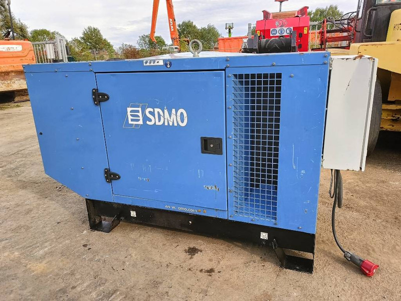 SDMO J 44 K 44kva 64 A 35 kw generator aggregaat silent - Generador industriale: foto 1 SDMO J 44 K 44kva 64 A 35 kw generator aggregaat silent - Generador industriale: foto 1