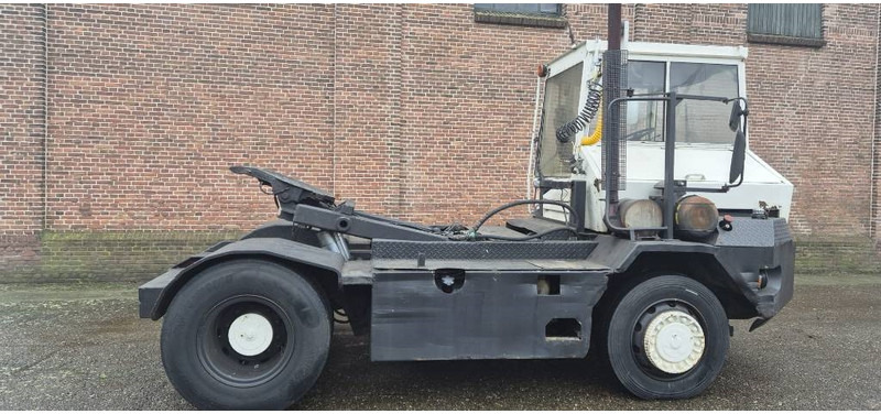 Terberg trt89 4x4 terminal trekker tractor port truck - Tractor industrial: foto 2 Terberg trt89 4x4 terminal trekker tractor port truck - Tractor industrial: foto 2